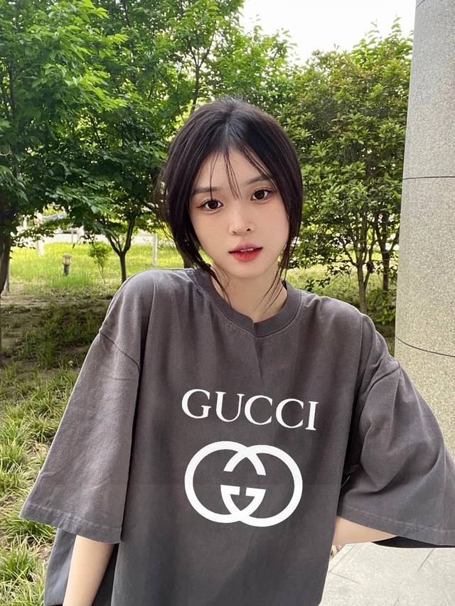 高品质Gucci古奇专柜同步联名款双G字母系列印花情侣男女同款短袖采用260克定制精梳纯棉，领口定制螺纹不变形，三针五线做工，领口包包边条，肩膀处内里带压条，做