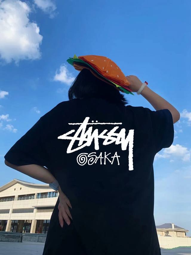 高品质斯图西Stussy联名款前后大Logo情侣三色短袖采用260克定制精梳棉，三针五线做工，领口包包边条，肩膀处内里带压条，做工面料细节都无法挑剔，印花采用进