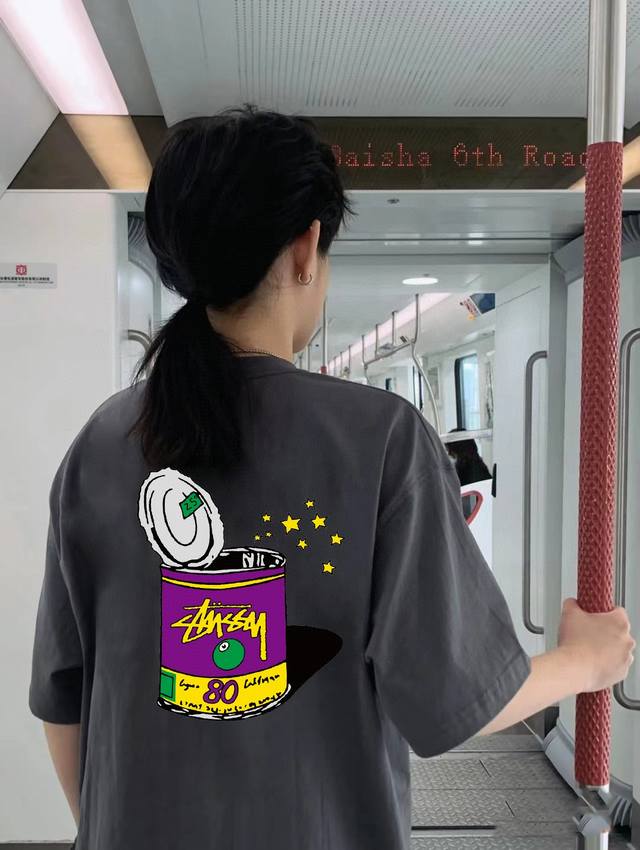 高品质斯图西Stussy联名款前后罐头大Logo情侣三色短袖采用260克定制精梳棉，三针五线做工，领口包包边条，肩膀处内里带压条，做工面料细节都无法挑剔，印花采