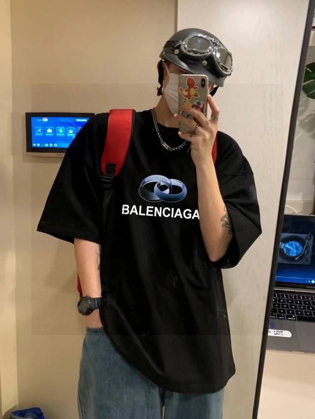 高品质Balenciaga巴黎世家联名款经典双环字母Logo男女同款情侣三色短袖采用260克定制精梳棉，三针五线做工，领口包包边条，肩膀处内里带压条，做工面料细