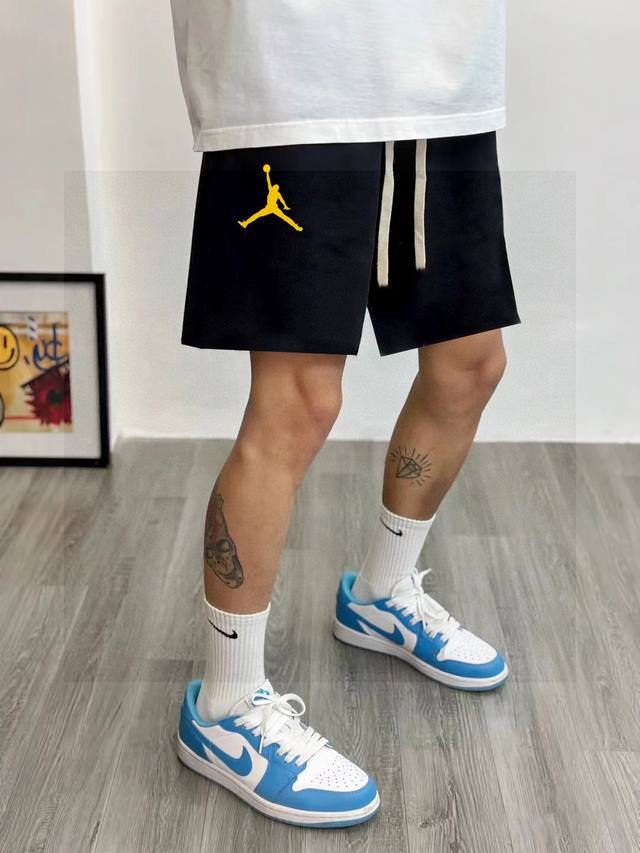 乔丹Aj专柜同步飞人金标字母篮球印花情侣男女同款短裤不要说你不喜欢这条裤子，简单的版型加上精致的贴布设计！就用两个字绝了！大牌的版型真的无可挑剔，不同于市面的上