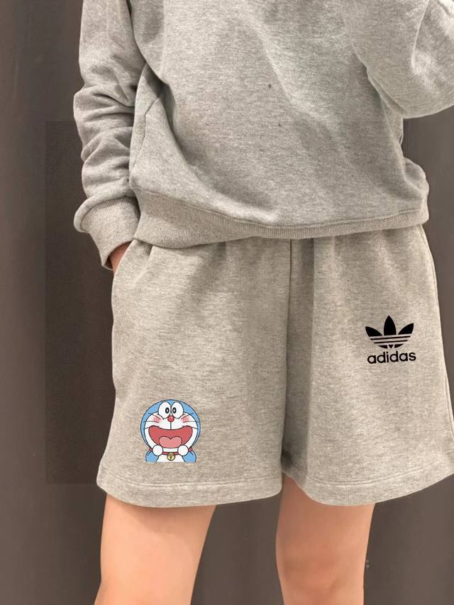 阿迪达斯Adidas三叶草最新款联名款哆啦A梦印花男女情侣同款短裤不要说你不喜欢这条裤子，简单的版型加上精致的贴布设计！就用两个字绝了！大牌的版型真的无可挑剔，