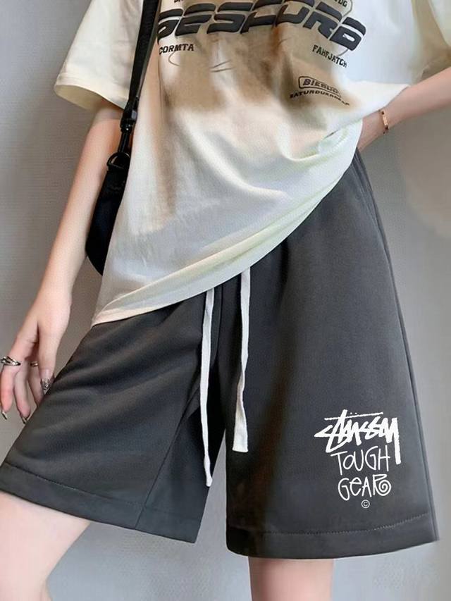 Stussy斯图西专柜同步新款裤腿字母Logo系列情侣男女同款短裤不要说你不喜欢这条裤子，简单的版型加上精致的贴布设计！就用两个字绝了！大牌的版型真的无可挑剔，