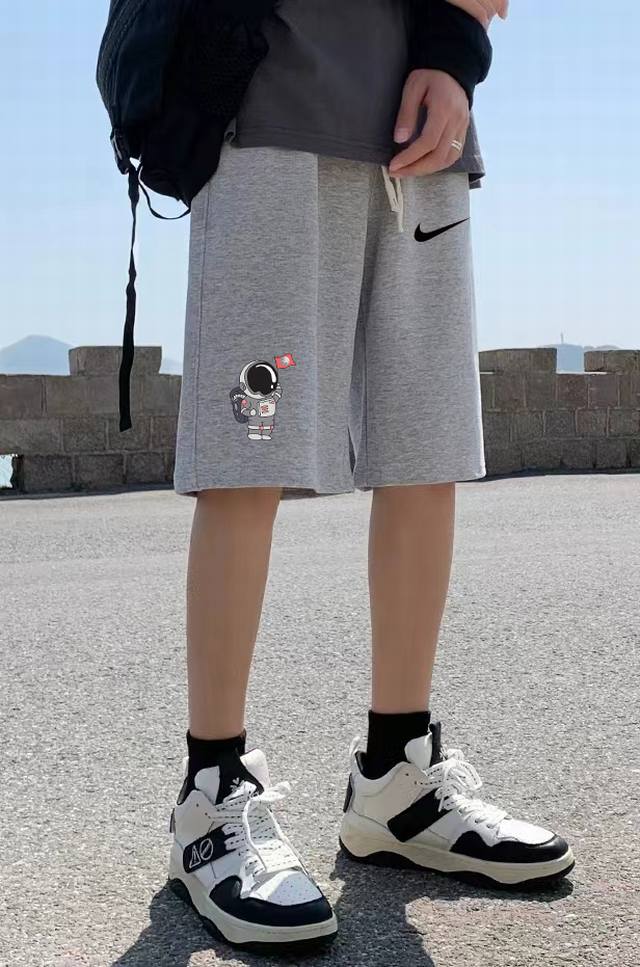 耐克Nike专柜同步联名款宇航员登入月球纪念小勾Logo印花男女情侣同款短裤不要说你不喜欢这条裤子，简单的版型加上精致的贴布设计！就用两个字绝了！大牌的版型真的