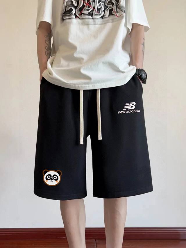 阿迪达斯Adidas三叶草最新款联名款熊猫印花男女情侣同款短裤不要说你不喜欢这条裤子，简单的版型加上精致的贴布设计！就用两个字绝了！大牌的版型真的无可挑剔，不同