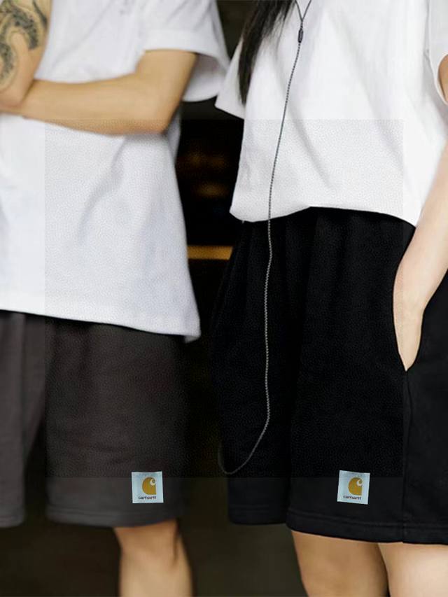卡哈特Carhartt专柜同步贴布情侣男女同款短裤不要说你不喜欢这条裤子，简单的版型加上精致的贴布设计！就用两个字绝了！大牌的版型真的无可挑剔，不同于市面的上的