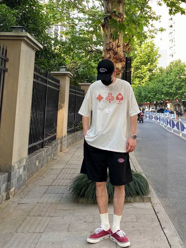 迪克斯Dickies专柜同步情侣短裤不要说你不喜欢这条裤子，简单的版型加上精致的贴布设计！就用两个字绝了！大牌的版型真的无可挑剔，不同于市面的上的垃圾短裤，这条
