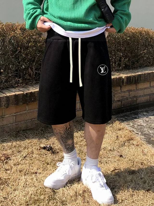 Louis Vuitton路易威登 Lv 专柜同步基础Logo字母印花情侣男女同款短裤不要说你不喜欢这条裤子，简单的版型加上精致的贴布设计！就用两个字绝了！大牌