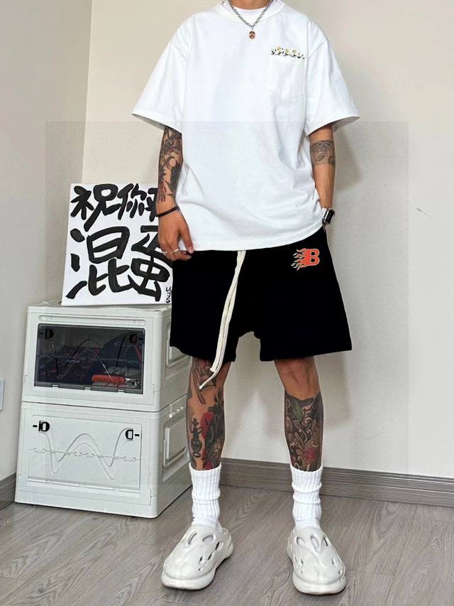 巴黎世家Balenciaga专柜同步经典火焰印花基础款男女情侣同款短裤不要说你不喜欢这条裤子，简单的版型加上精致的贴布设计！就用两个字绝了！大牌的版型真的无可挑