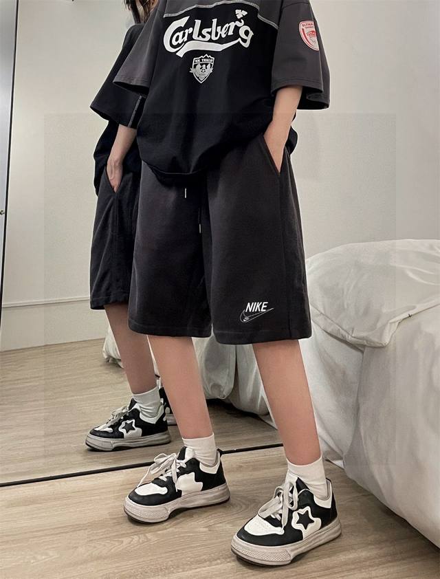 耐克Nike最新款基础镂空字母印花男女情侣同款短裤不要说你不喜欢这条裤子，简单的版型加上精致的贴布设计！就用两个字绝了！大牌的版型真的无可挑剔，不同于市面的上的