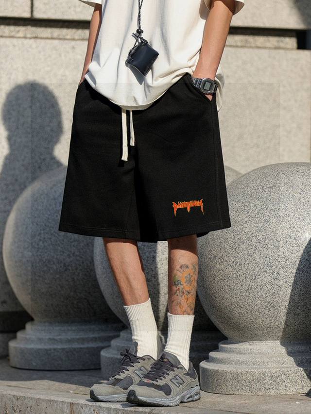巴黎世家Balenciaga专柜同步火焰字母印花基础款男女情侣同款短裤不要说你不喜欢这条裤子，简单的版型加上精致的贴布设计！就用两个字绝了！大牌的版型真的无可挑
