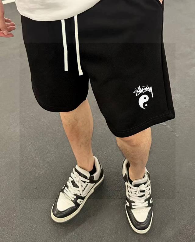 斯图西Stussy专柜同步联名款太极字母Logo印花男女情侣同款短裤不要说你不喜欢这条裤子，简单的版型加上精致的贴布设计！就用两个字绝了！大牌的版型真的无可挑剔
