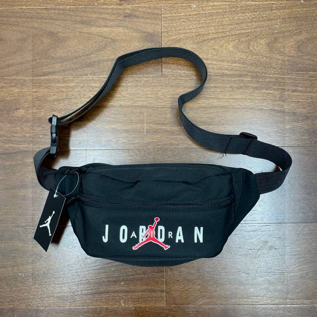 Air Jordan Aj乔丹飞人印花Logo运动腰包 多功能跑步斜挎包单肩包帆布材质，肩带可调节。超大容量 装零钱手机化妆品等日常生活所需 超级百搭。潮人必备