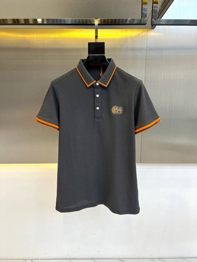 H爱马仕、2025S夏季新品，设计时尚翻领肩绣Polo衫，客供进口顶级100%驻地丝光棉制成，面料质地轻薄，具有优越的防皱性与耐久性，着穿冰丝爽滑，如皮肤衣般透