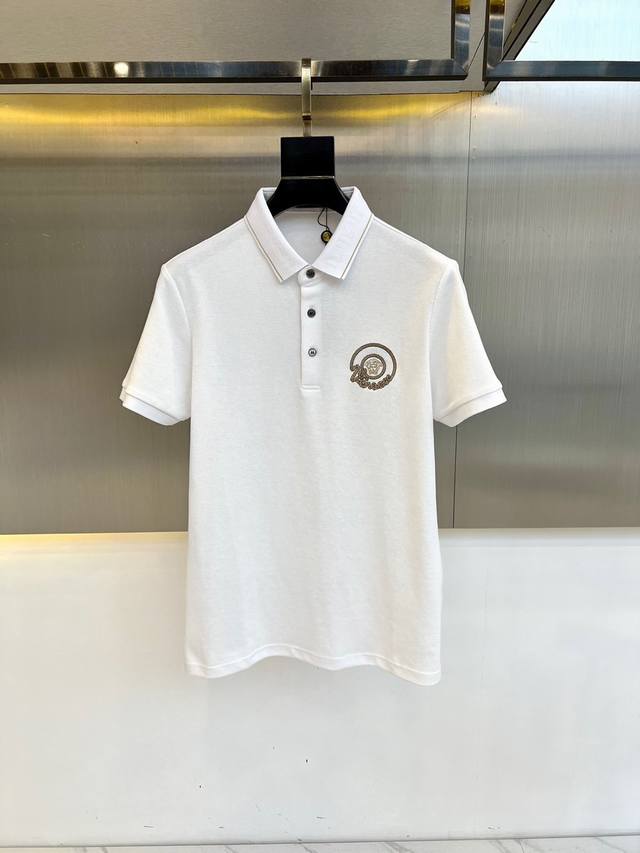 Vers范思哲、2025S夏季新品，设计时尚翻领肩绣Polo衫，客供进口顶级100%驻地丝光棉制成，面料质地轻薄，具有优越的防皱性与耐久性，着穿冰丝爽滑，如皮肤