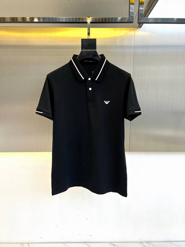 Arm阿玛尼、2025春夏新品发售！男士夏季商务休闲翻领Polo短袖T恤，此款为顶级珠地丝光棉面料，透气舒适设计元素非常好看，品牌标识精工刺绣，年度最佳Polo
