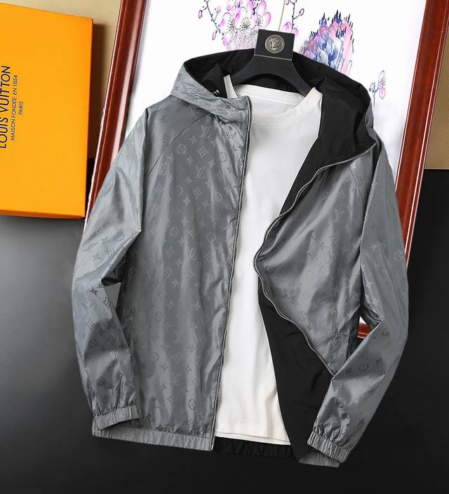 Lv 双面穿，2025开春新款夹克外套，秀场新品品相非常完美，舒适保暖，三标齐全色泽饱满诱人，非常出彩的设计，轻松将时髦感进阶，做工极为考究严谨，走线工整细致！