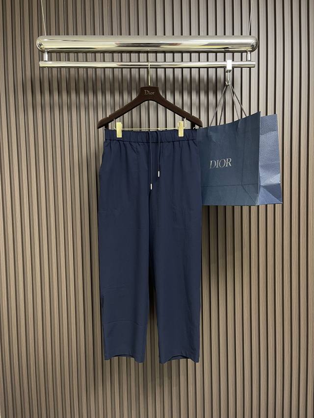 外套 短裤 Moncler 泡泡皱衬衫式夹克长裤套装，面料选用76％的高棉含量＋24％聚酯纤维的棉质混纺梭织面料。高棉含量确保了面料柔软、亲肤、透气性较好等优点