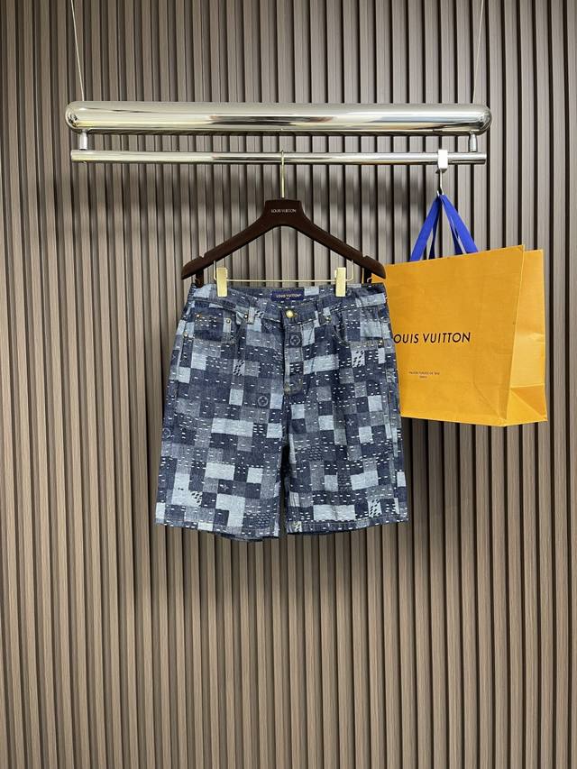 上衣 短裤 Lv X Nigo 联名2025Ss早秋新款短袖衬衫短裤套装，这是第三季Nigo联名牛仔，采用提花点缀棋盘格的工艺，是日常和休闲度假必选的，胸前的贴