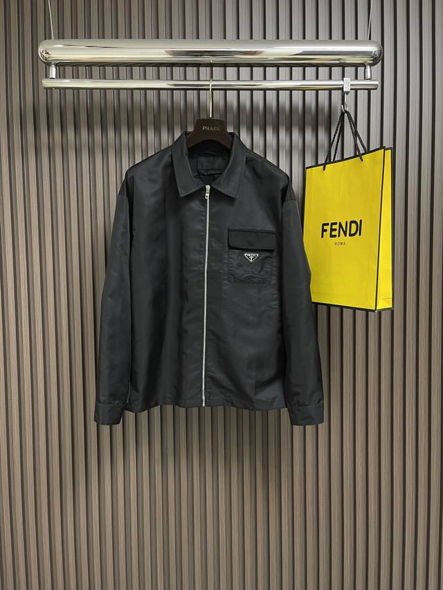Prada、再生尼龙翻领夹克，面料选用品牌标志性的再生尼龙面料，与传统尼龙性能相当，具备高强度，抗撕裂，耐磨损等特性。其质地轻盈，同时又具备防水功能适合多场景需