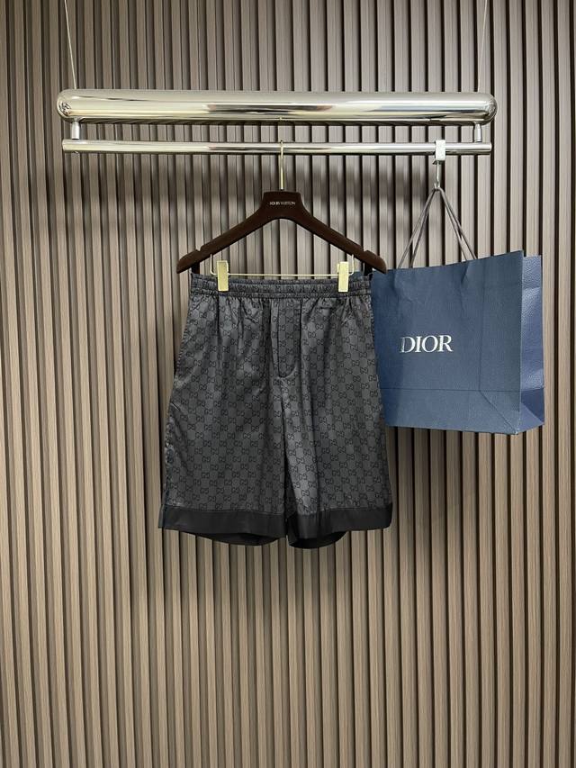 上衣 短裤 Gucci 印花斜纹桑蚕丝保龄球衫短袖衬衫短裤套装，2025Ss早秋系列融蕴多种纹理、图案与配色，焕新日常衣橱。这款常规版型衬衫以灰色和黑色斜纹桑蚕