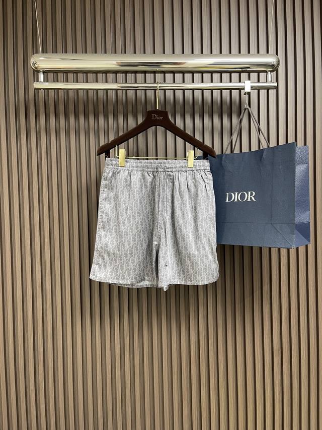 上衣 短裤 Dior 桑蚕丝斜纹面料 Oblique印花短袖衬衫短裤套装，这款淡灰色突显经典的 Oblique 印花。采用桑蚕丝斜纹面料精心制作，搭配舒适休闲的