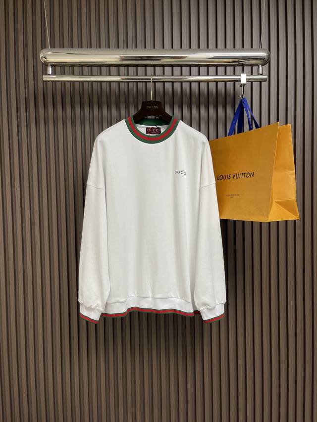 Gucci 2025Fw新款织带刺绣卫衣，定制云柔珠麻棉料 轻柔绵软 舒适贴肤 白色基底 纯净高雅 标志性Gucci刺绣点缀胸前 低调而有力 精心勾勒的条纹织带
