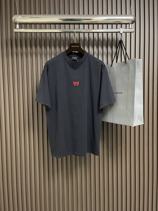 Balenciaga 2025Ss早春麦穗绣花圆领短袖T恤，复古平纹针织面料，采用24S双纱复古平纹针织面料，180G。采用挨针绣工艺处理，主体采用精密挨针绣工