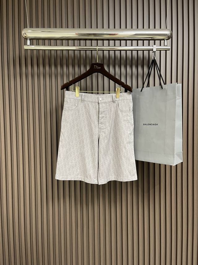 上衣 短裤 Dior 2025Ss新款短袖衬衫短裤套装，通体饰以Oblique 印花，全新演绎Dior的经典图案。采用灰色棉质牛仔布精心制作，胸前带有贴袋，纽扣