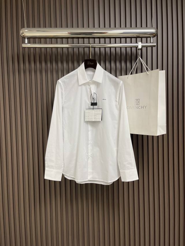 Prada 小标尼龙烫画衬衫，面料采用100支天丝A100面料，该款面料采用定织面料，上身效果非常透气与舒适即使是夏天穿搭也不闷染。烫图采用进口尼龙材料定做，0