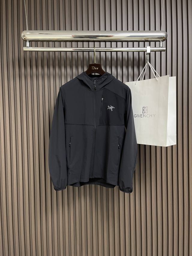 Arcteryx 始祖鸟 2025Ss夏季新款轻量透气防风薄款连帽外套，可当防晒。适用于城市通勤和户外攀岩运动。防风透气，上身更加舒适。兼容各种潮流场合及户外活