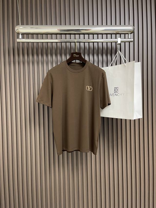 Valentino 2025Ss夏季新款圆领短袖T恤，客供100％棉 面料表面纹理细腻平整 触感亲肤顺滑挺括且有型，图案做了超柔皮质仔章的工艺 精致且立体 质感
