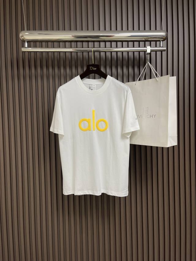 Alo 2025Ss春夏全新系列圆领短袖T恤，非常时髦前卫的一款男女同款短袖，标识Logo图案压胶修饰！区别于以往的不同，宣示品牌传承多年的设计理念！其吸睛度完