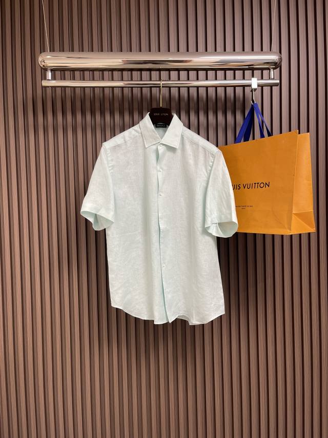Zegna 2025Ss当季新款亚麻衬衫，这款亚麻短袖衬衫选用精细面料制成，质感自然清爽透气，是随性精致穿搭的理想之选。饰有考究细节，是精致休闲衣的经典单品。尺