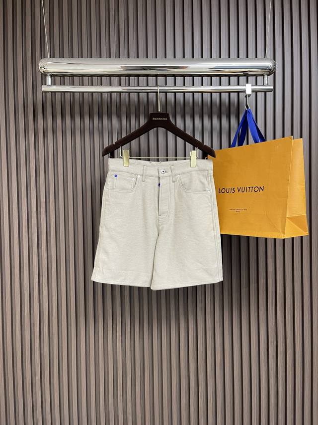 Burberry 2025Ss 新款斜纹棉战马徽标牛仔短裤 水洗工艺处理 打造不串色脱色的浅卡其色复古感 胸前翻盖口袋搭配印花战马徽标彰显低调奢华感 后腰蓝色标