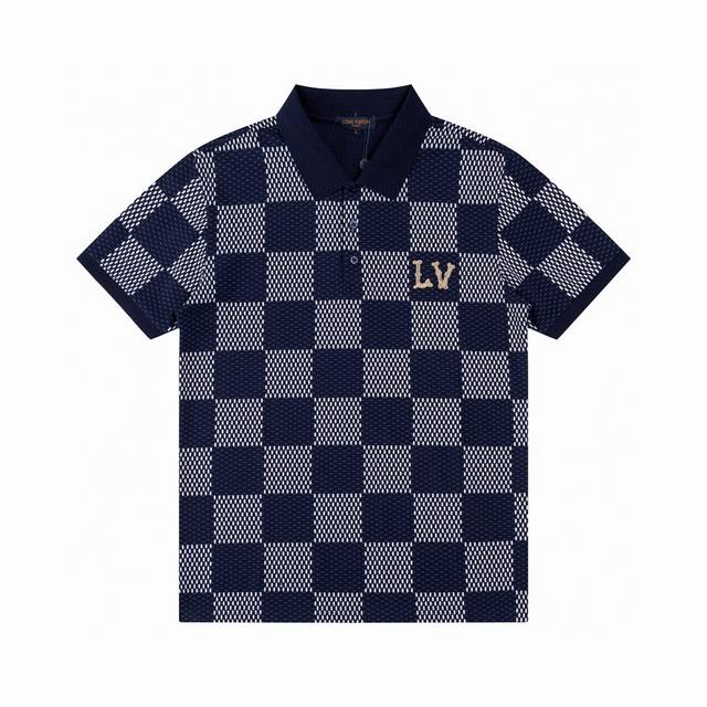 Lv 官方原版复刻！原单高端版本！2025春夏新款短袖翻领Polo衫T恤～ 设计前卫！订制丝光珠地棉、手感柔软！穿着舒适～刺绣品牌Logo工艺设计 ！纽扣带Lo