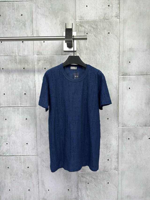 Dior 浮雕提花短袖工艺说明：采用32S双股纯棉纱编织，32S双股由两根32支单纱加捻合成，纱线更粗、强度更高，面料耐磨性较高，同时保留纯棉的吸湿透气性。全幅