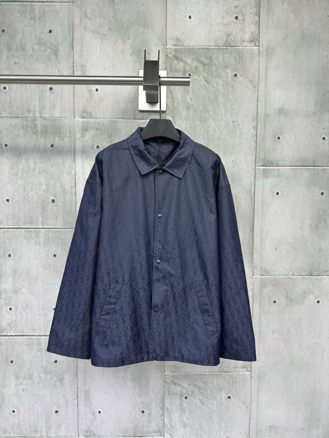 Dior 提花暗纹翻领夹克外套描述：采用科技提花面料精心制作，面料舒适柔软，亲肤透气，全幅饰以经典字母斜纹印花，搭配宽角领、纽扣开合和背面品牌字母橡胶标志，实用