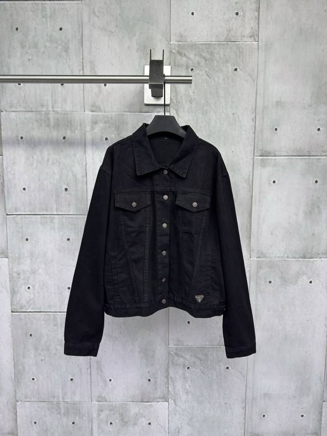 Prada 徽标牛仔工艺说明：定制臻绒高密幻影斜纹缎 触感细腻 舒适贴肤 以水洗单宁为画布 优先定位喷马溜再通过手搓出渐变效果 使用喷枪将试剂溶按照设计要求精确