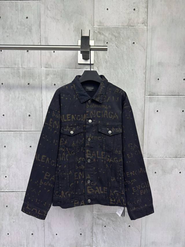 Balenciaga 水洗满印外套定制7*7双韵交辉织锦 质地细腻 舒适贴肤 饰以满印Bleachy Allover标识点缀 以洗水复古风格为升华 剪裁精致 线