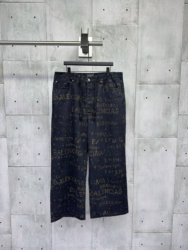 Balenciaga 水洗满印牛仔裤定制7*7双韵交辉织锦 质地细腻 舒适贴肤 饰以满印Bleachy Allover标识点缀 以洗水复古风格为升华 剪裁精致