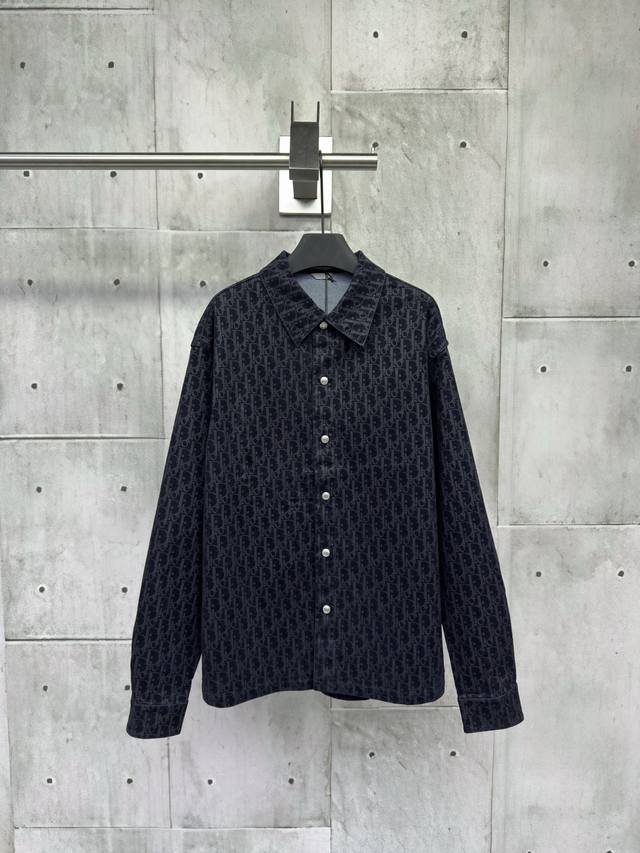 Dior 满印提花牛仔外套描述：采用灰色调棉质混纺斜纹面料精心制作，通体饰以激光印花和植绒Oblique印花，饰以做旧效果。渐变的灰色调牛仔外套，反光金属感，真