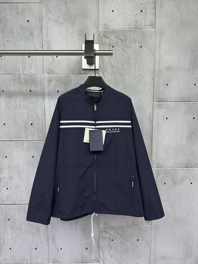 Prada 25新款字母标识连帽防晒外套定制Yb进口防晒材质 舒适好穿 挺括有型 连帽防晒版型 领边拉链衔接可拆卸设计 胸前条纹撞色横向贯穿正反面 配合字母徽标