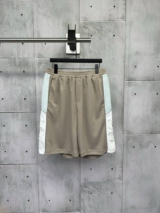 Dior 拼接刺绣短裤描述：面料采用定制科技棉面料，侧边采用拼色刺绣字母，整体走线平直细腻，面料舒适柔软，颜色一致无色差，能与同款搭配营造时尚造型，驾驭各种场合