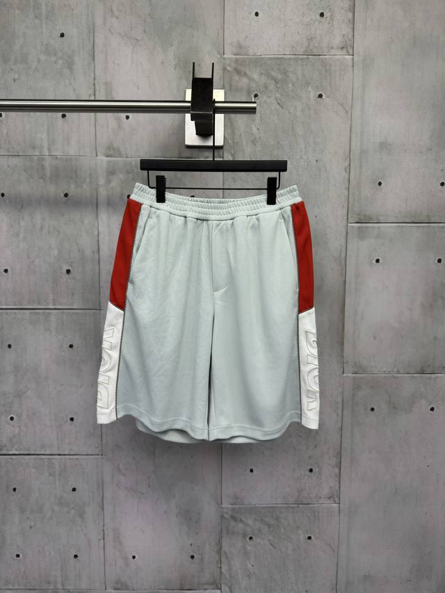 Dior 拼接刺绣短裤描述：面料采用定制科技棉面料，侧边采用拼色刺绣字母，整体走线平直细腻，面料舒适柔软，颜色一致无色差，能与同款搭配营造时尚造型，驾驭各种场合
