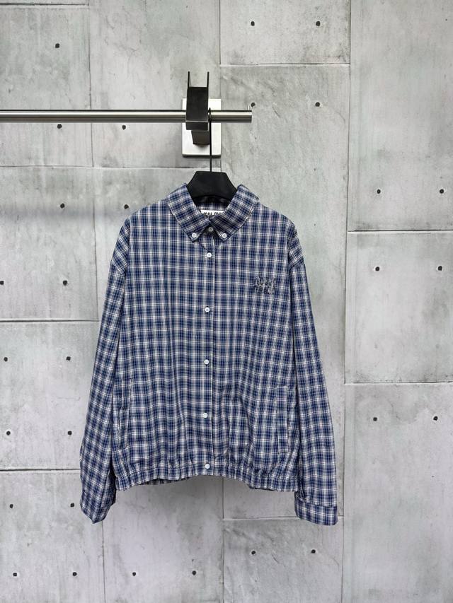Miumiu 25Ss春夏新款 知性分子定织格纹设计风衣外套原版开发！高版出品！男女同款宽松版型 甜妹减龄运动少女连帽外套上身绝绝子！高级配色帅气又拉风，定制面