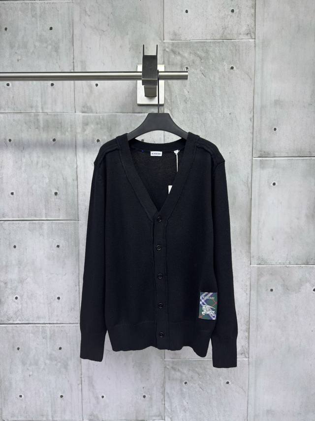Burberry 巴宝莉 2025Ss新款羊毛贴布战马针织开衫采用圆领款式，饰牌贴花巧妙融合 Burberry 格纹、品牌徽标和马术骑士徽标 Ekd ，创意重释