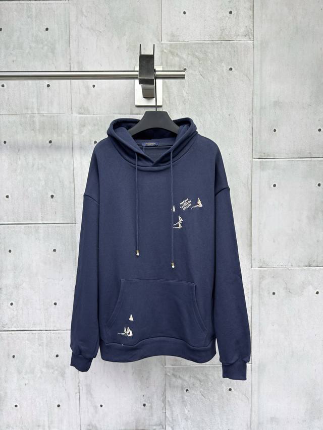 Louis Vuitton 刺绣帆船字母连帽卫衣描述：采用定制纯棉面料匠心制作，质感卓越手感舒适柔软，亲肤不刺激，前后饰以帆船刺绣点缀，采用榻榻米工艺，刺绣出多
