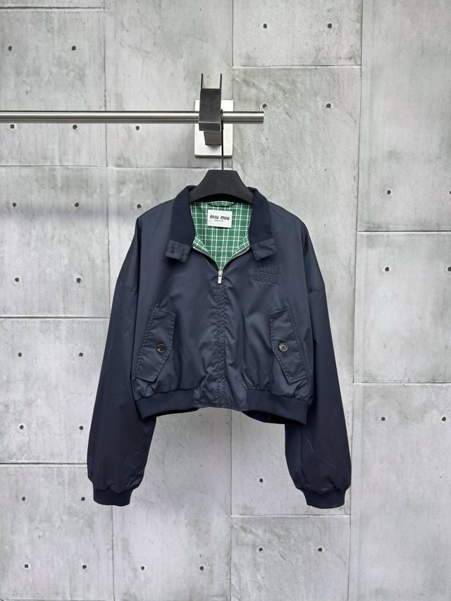 Miumiu｜2025秋冬新品刺绣外套系列款定制Yb材质 内里格纹拼接 舒适好穿 挺括有型 胸前采用撞色系字母 形成颜色碰撞 增添休闲时尚感 视觉效果更显丰富