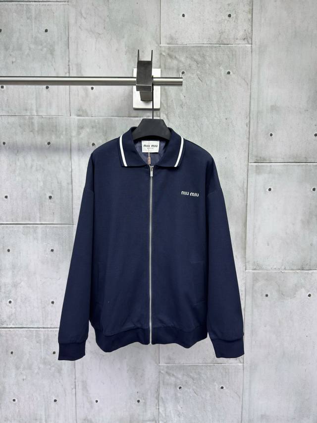 Miumiu 25Ss春夏新款字母刺绣立领拉链卫衣外套采用定制Yb朱地全棉材质，面料柔软亲肤，透气舒适，胸前饰以立体徽标刺绣做装饰，配合领边横向黑白撞色条纹弹力